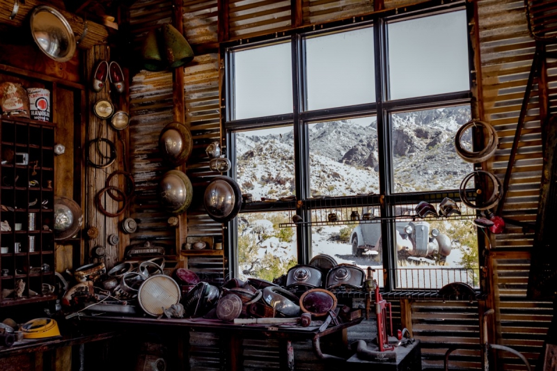 cordonnerie-VILLARS SUR VAR-min_shop_window_part_junk_abandoned-138873